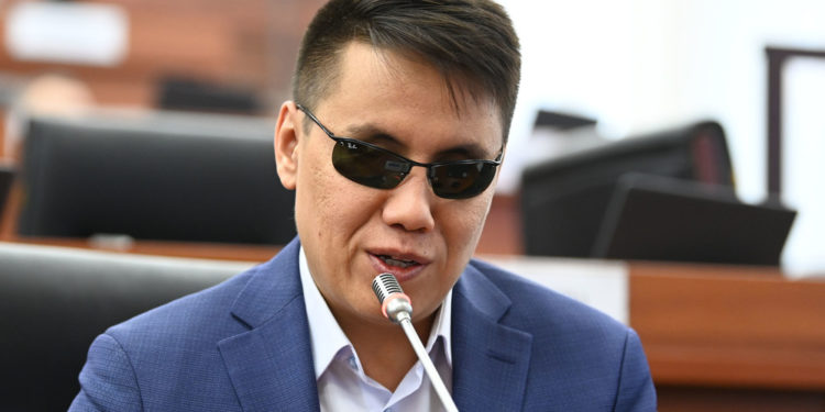 Бекешев Иманалиевге: «Эмне үчүн Нарын дарыясында крокодил жок?» деп балдардан сурасаңыз, жооп бере алышабы?»