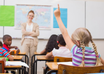 Казакстанда 1-класстын окуучусун дааратканага жибербей койгон мугалим жазаланды