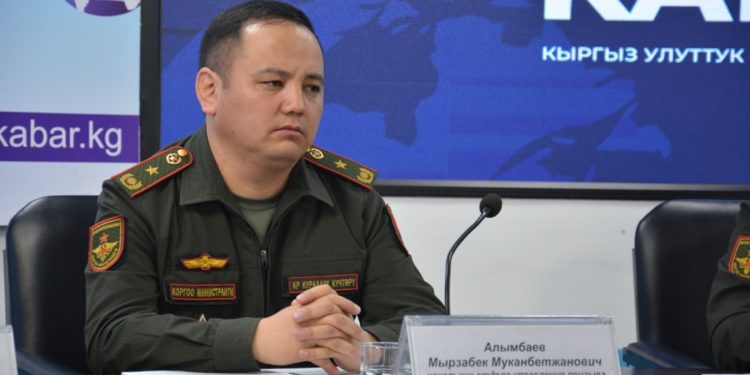 «Үйдө да андай тамак жебейбиз». Башкы штабдан жоокерлердин тамактануусу тууралуу айтып беришти