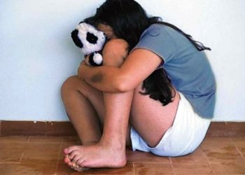 Сузакта өз атасы тарабынан зордукталып жүргөнүн айткан 18 жаштагы кыз. Шектүү 2 айга камакта калтырылды