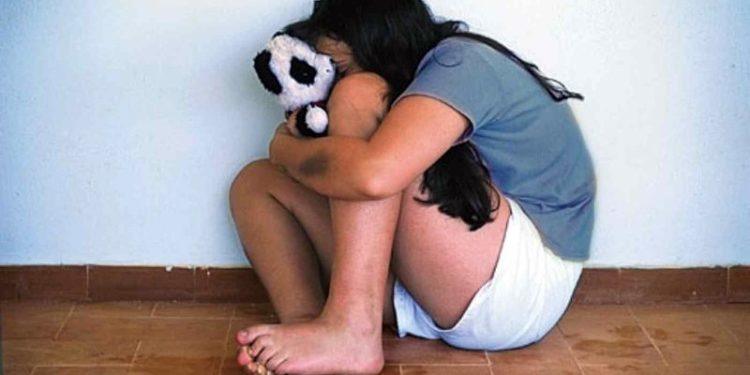 Сузакта өз атасы тарабынан зордукталып жүргөнүн айткан 18 жаштагы кыз. Шектүү 2 айга камакта калтырылды