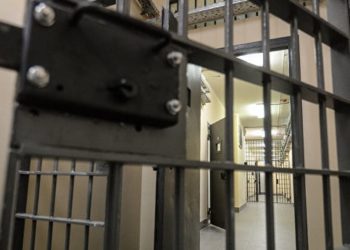 «Эмнеге түндө көчөгө чыкпайсыңар?». Сузакта 8-класстын окуучусу сабалып, көз жумду