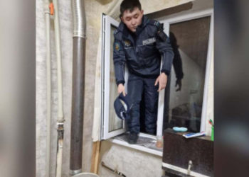 «Кечиккенде баары каза болуп калмак». Таразда бир үй-бүлөнү аман алып калган милиция менен мугалимдер сыйланды