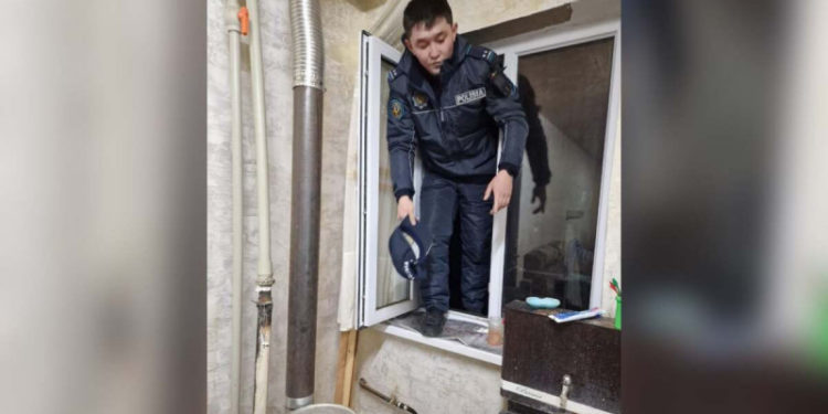 «Кечиккенде баары каза болуп калмак». Таразда бир үй-бүлөнү аман алып калган милиция менен мугалимдер сыйланды