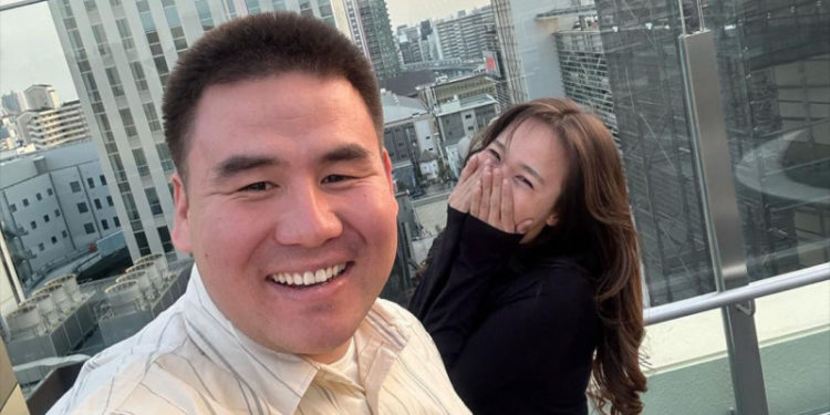 Казак жигит япон кызынын колун сурап, «жок» деген жооп алган видеону көрдүңүз беле? Видеонун автору эмне дейт?