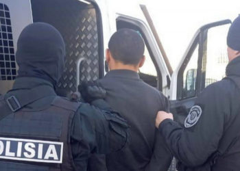 Казакстанда 3 баласын өлтүрүүгө шектелип өз атасы кармалды