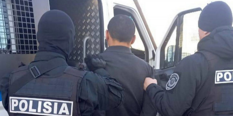 Казакстанда 3 баласын өлтүрүүгө шектелип өз атасы кармалды