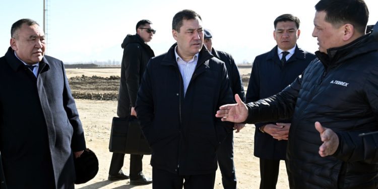 «Вообще» калп айтпа!». Садыр Жапаров жолду оңдоп жаткан подрядчыны сынга алды