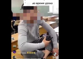 Тарбия көрүшкөнбү? Сабак учурунда түз эфирде отурган окуучулардын видеосу тарады