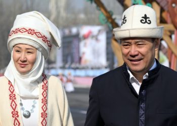 «Үшүп кеткен жоксуңарбы?». Садыр Жапаров жубайы менен боз үй шаарчасына баш багышты (видео)