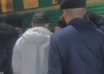 Кара-Балтада эркек кишинин поезддин алдына кирип кеткен видеосу тарады