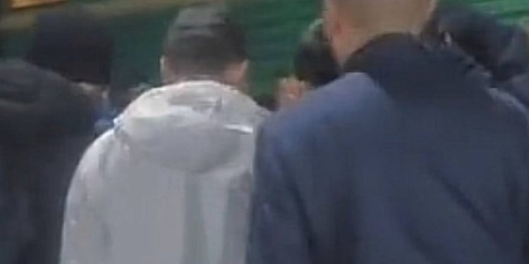 Кара-Балтада эркек кишинин поезддин алдына кирип кеткен видеосу тарады