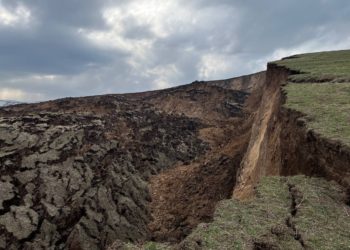 Өзгөндөгү жер көчкү үйлөргө жакындап калган. Карл Маркс айылына өзгөчө кырдаал жарыяланды