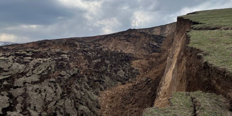 Өзгөндөгү жер көчкү үйлөргө жакындап калган. Карл Маркс айылына өзгөчө кырдаал жарыяланды