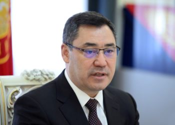 «Орус тили расмий тил катары бекитилген». Садыр Жапаров бул маселеде саясий манипуляция жасоо аракеттерине каршы экенин айтты