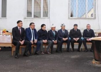 Отургучтар эркек кишилер эле үчүнбү? Интернетте тараган сүрөт боюнча Ош мэриясы үн катты