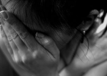 Сузакта 18 жаштагы кыз өз атасы тарабынан зордукталып жүргөнүн айтып чыкты