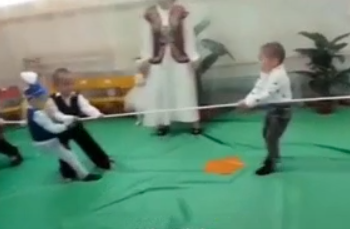 Аркан тартышып, боорду эзген бөбөктөр. Казакстанда тартылган видео көпчүлүктү күлдүрдү