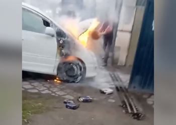 Аламүдүндө өрттөнүп жаткан унааны сүйрөп чыгышкан видео тарады