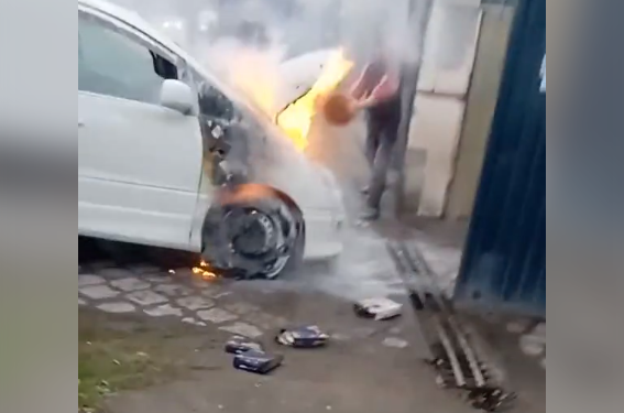 Аламүдүндө өрттөнүп жаткан унааны сүйрөп чыгышкан видео тарады