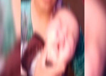 «Ата, мен өлүп баратам, коштош» деп айт». Өзбекстанда 2 баласын кыйнаган келиндин видеосу тарады