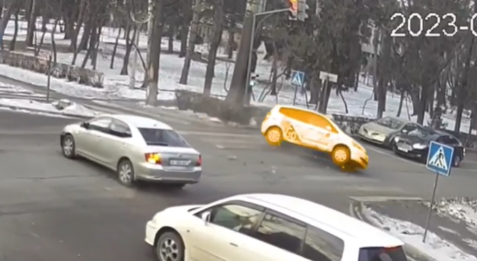 «Апам жашоону жакшы көрчү». Бишкектеги жол кырсыкта каза болгон аялдын уулу бийликке кайрылды