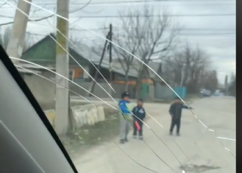 «Биз акча албайбыз». Балакай жол тескөөчүлөрдүн видеосу интернетти «жарды»