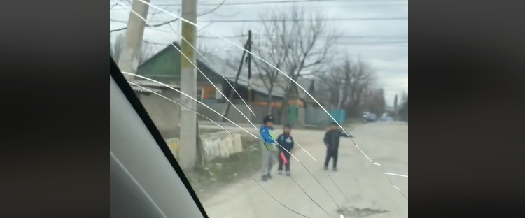 «Биз акча албайбыз». Балакай жол тескөөчүлөрдүн видеосу интернетти «жарды»