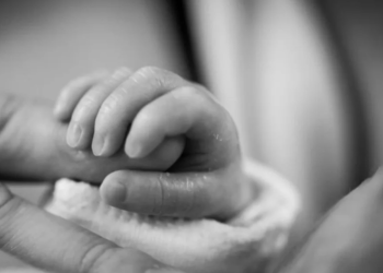 АКШда курсагында чарчап калган баласын 9 жыл бою көтөрүп жүргөн аял көз жумду