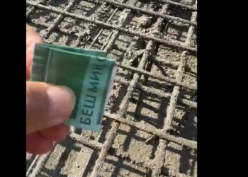 Нариман Түлеев пайдубалга ырымдап 5 миң сомдукту салып жаткан видеосу менен бөлүштү