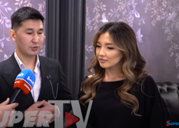 «Ата-энем, үй-бүлөм белек». Аваз Акимов туулган күнүндө акчага көмүлдү (видео)