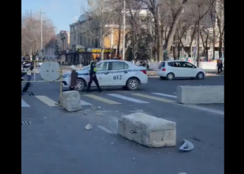 «Ала-Тоо» аянтында жолду тосуп турган бетонду сүзүп кеткен айдоочунун видеосу тарады