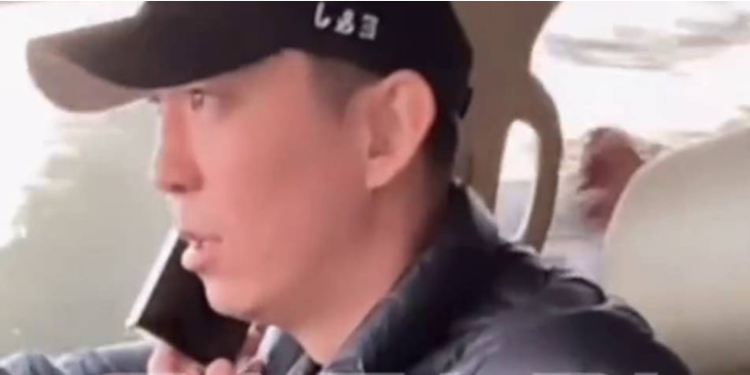 Депутат Эрулан Кокуловдун унаа айдап бара жатып, телефон менен сүйлөшкөн видеосу тарады