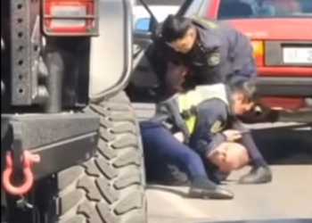 Жол тескөөчүлөр күч менен жаранды кармап жаткандагы видео тараган. Окуянын чоо-жайы