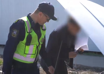 Бишкек милициясы унаа тетиктерин сатуучу базарларга барып, уурдалган унааларды издешти (видео)