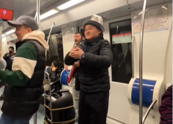 Азамат Уланов Барселонадагы метродо бийледи (видео)