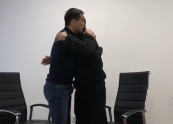 «Кечирдим». Мандатын тапшырган Жаныбек Абиров менен жабырлануучу жолуккан видео тарады