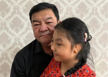 «Ата, кулагым качан өсөт» деп жүрөгүмдү эзет». Болот Токтобаевдин кызы операцияга муктаж