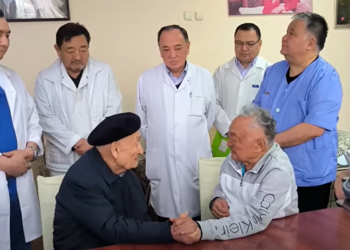 «Эми канча жашайбыз ким билет?». Хирургдар Эрнст Акрамов менен Мамбет Мамакеев 42 жылдан кийин элдешкен видео тарады