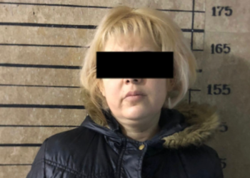 «Кыздар тейлеген кардардын акчасынын 30 пайызын алган». Бишкекте кыздарды бузукулукка үндөгөн аял кармалды