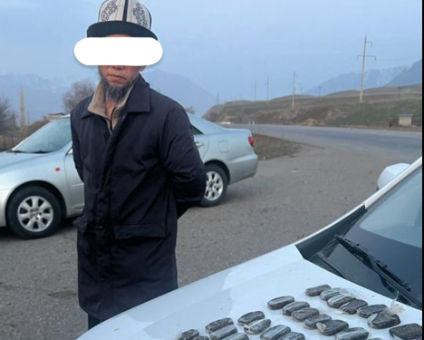 Бишкек-Ош жолунда ири өлчөмдөгү гашиш сатуу учурунда эки жаран кармалды