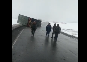 Ош — Сары-Таш — Эркеш-Там жолунда оор жүк ташуучу унаа оодарылып калды (видео)