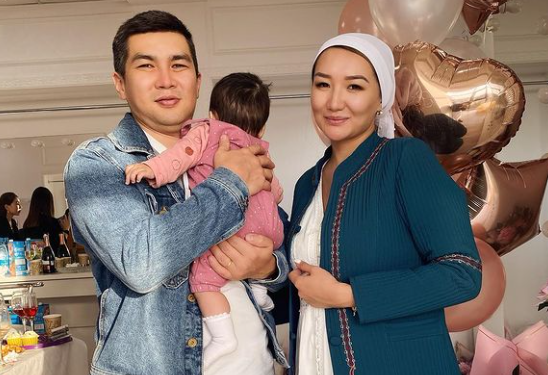 Ырчы Азалия үй-бүлөсү менен АКШга көчүп кеткенин айтты