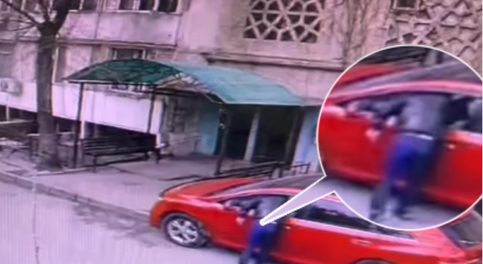 Бишкекте унаанын айнегин чагып, андан сумка алып кеткен жаран видеого түшүп калган