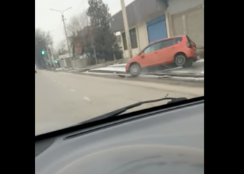 Унаанын үстүндөгү киши менен кошо арыкка кирип кеткен. Бишкекте тартылган жол кырсыктын видеосу