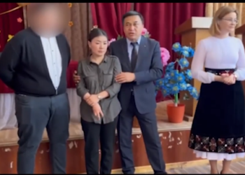 Сабак учурунда окуучулардын түз эфирде отурган видеосу боюнча мэрия үн катты