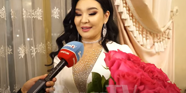 Гүланда 8-март күнү 40 жашын белгиледи. «Жолдошумдун белеги мага жакса болду» дейт ал