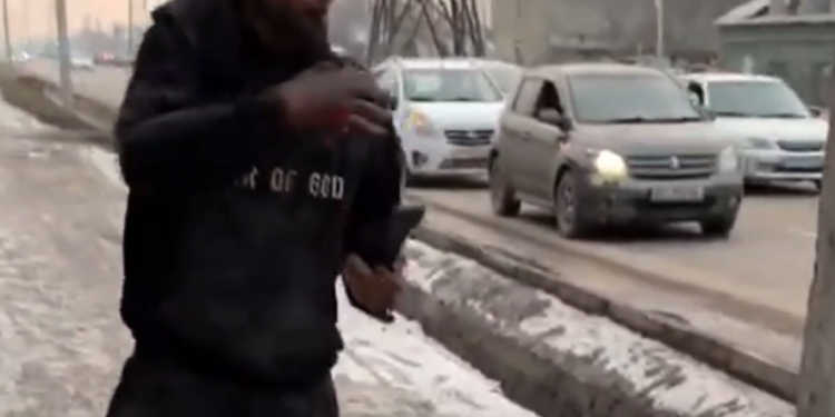 «Аялым айдаганды билбейт» дейт Бишкекте унаага чапташкан бойдон жол кырсыкка кабылган киши