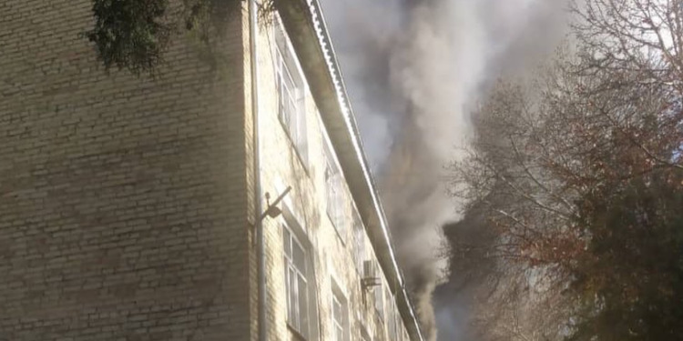 Аксыда ооруканада чыккан өрт өчүрүлдү. Өрттүн себеби такталууда