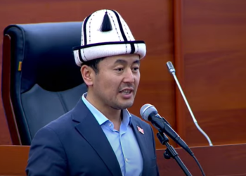 Депутат Орусияда апасы менен кызы баңгизат менен кармалганын айтты